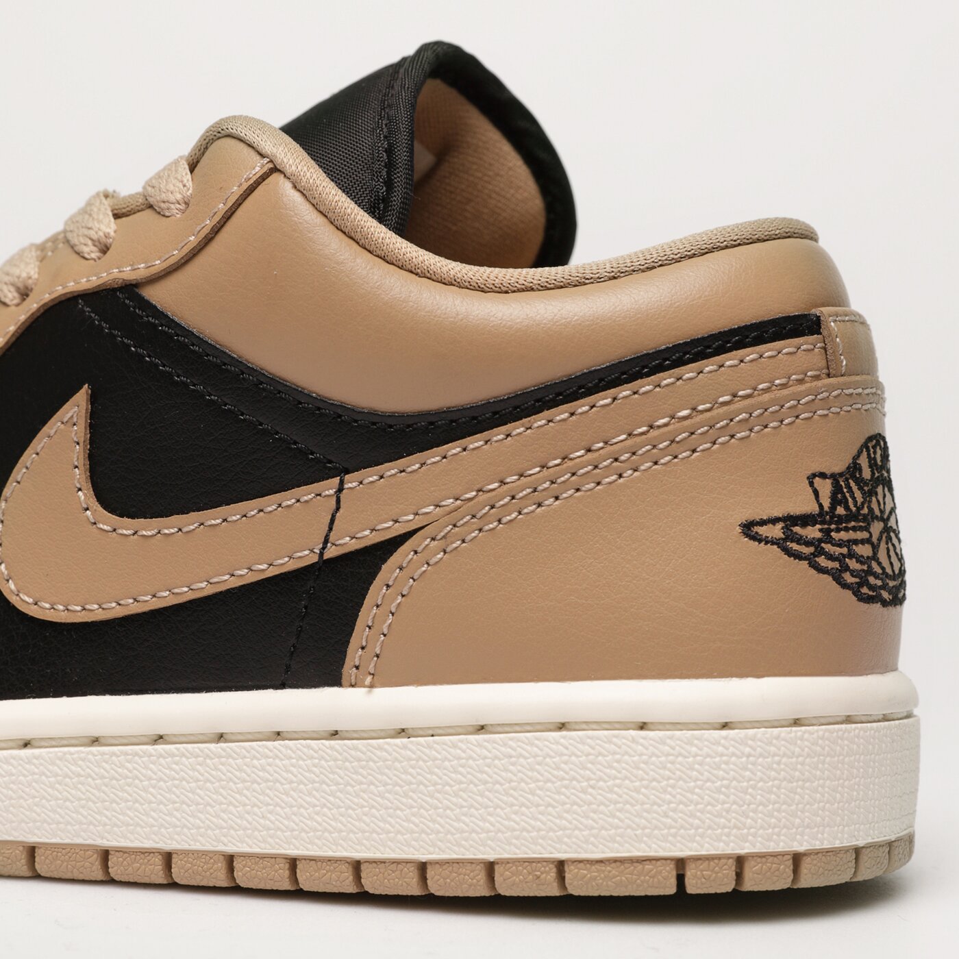 Дамски маратонки AIR JORDAN 1 LOW  dc0774-201 цвят бежов