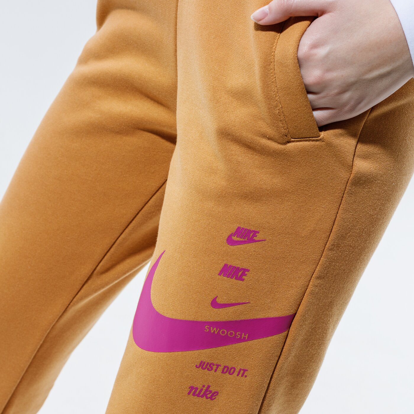 Дамски панталони NIKE ПАНТАЛОНИ SPORTSWEAR SWOOSH cu5631-201 цвят бежов