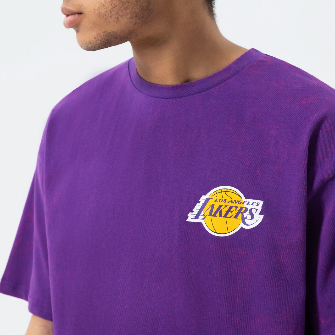Мъжка тениска NEW ERA ТЕНИСКА WASHED PACK GRAPHIC OS LAKERS LOS ANGELES LA 13083860 цвят виолетов