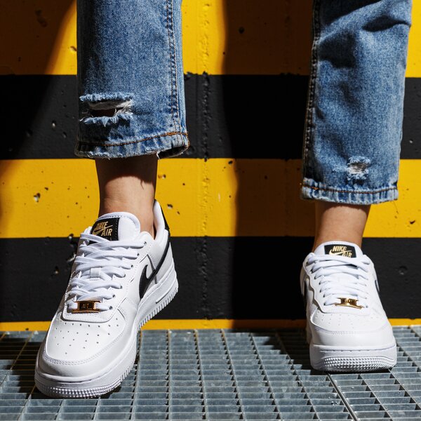 Дамски маратонки NIKE AIR FORCE 1 '07 ESSENTIAL cz0270-102 цвят бял