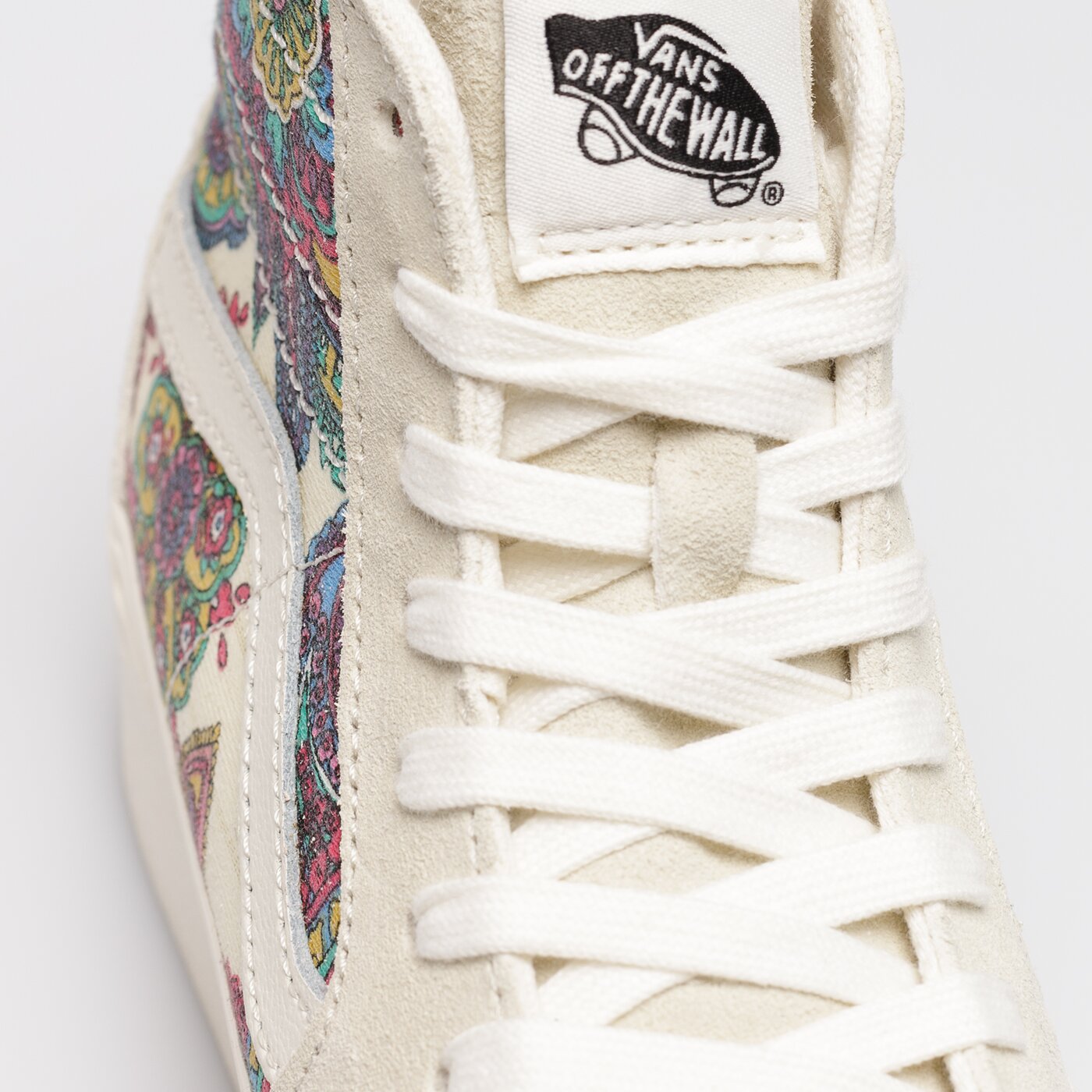 Дамски маратонки VANS UA SK8-HI TAPERED STACKFORM vn0a7q5pdjr1 цвят бял