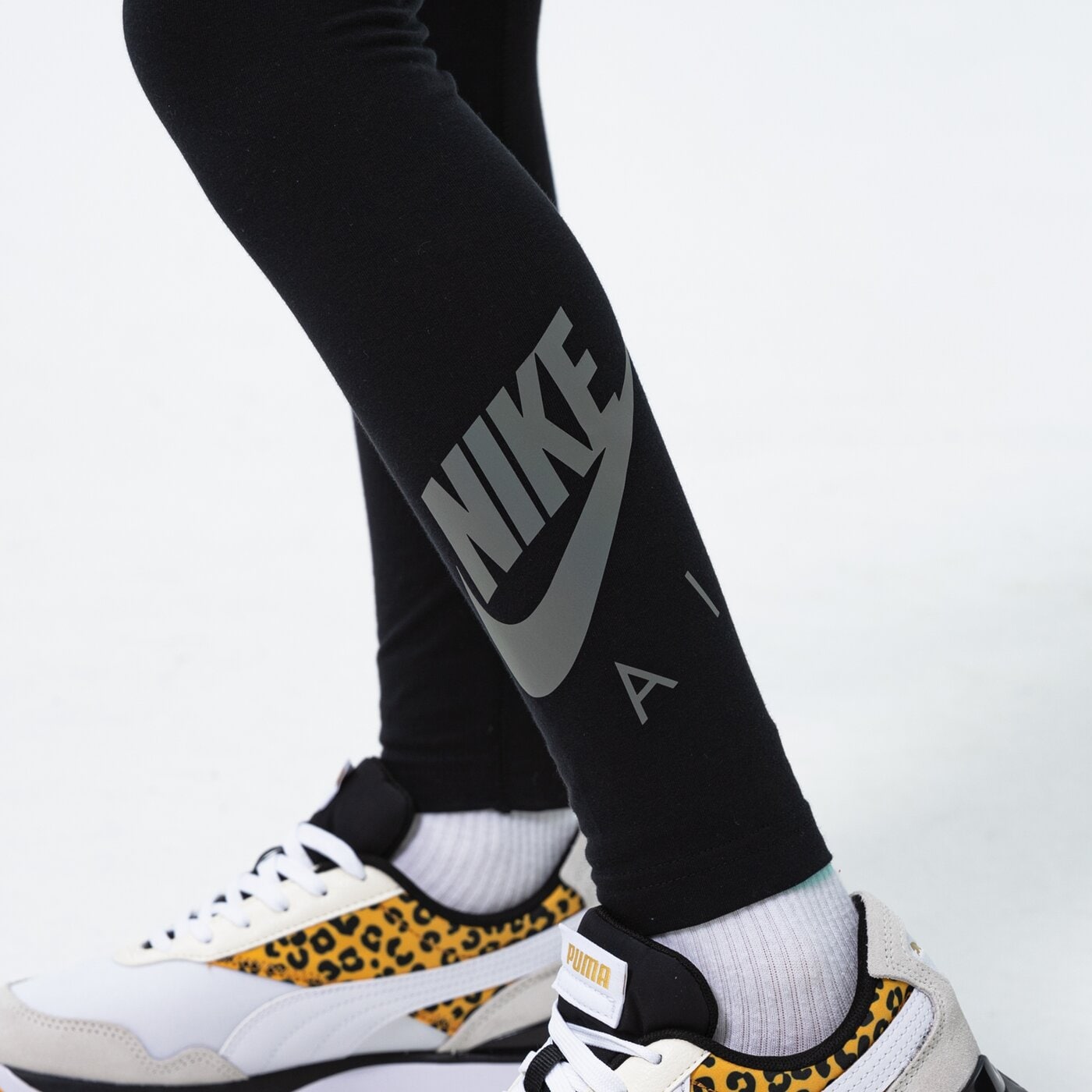 Детски панталони NIKE КЛИН G NSW AIR FAVORITES LGGNG GIRL dd7140-010 цвят черен