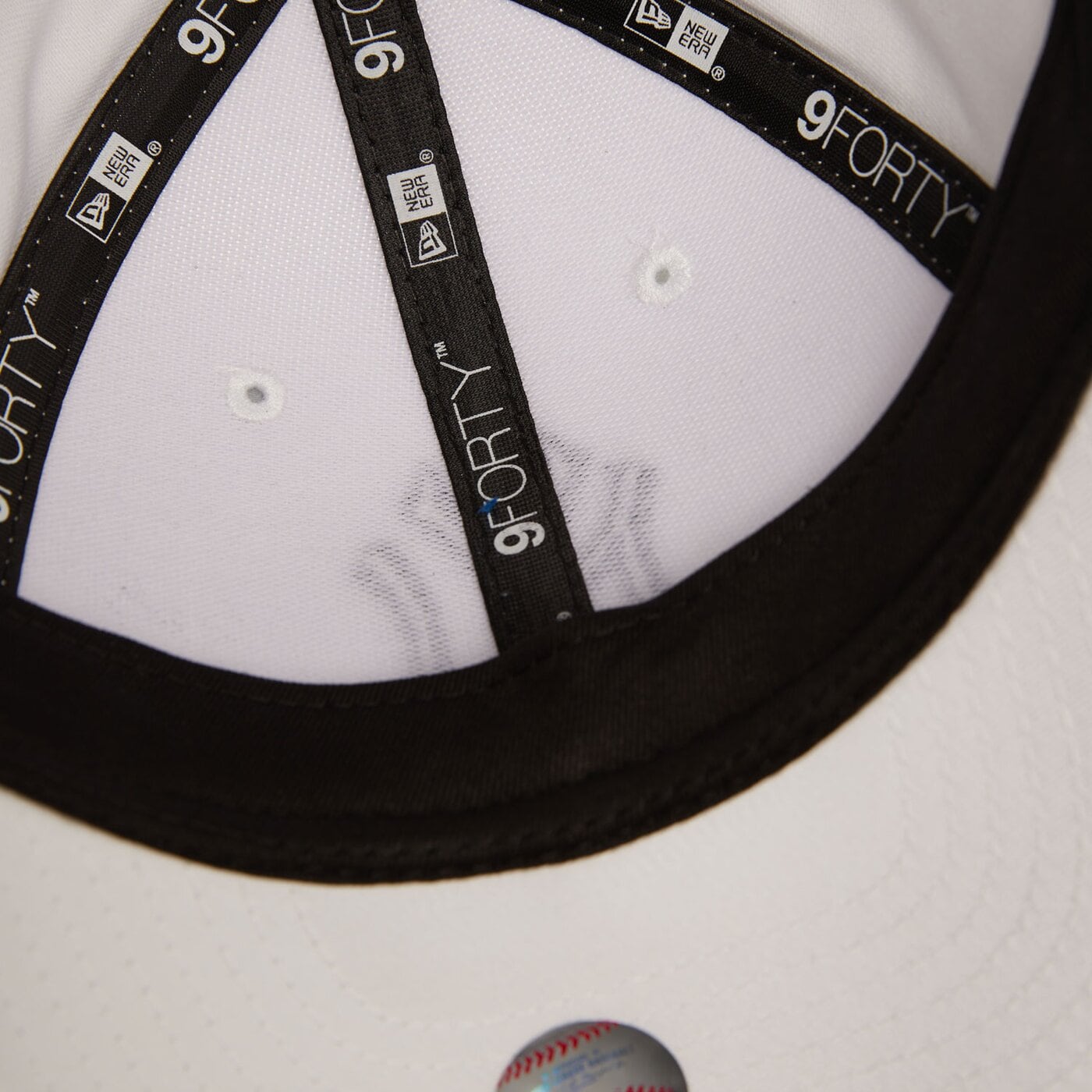 Детска шапка с козирка NEW ERA ШАПКА KIDS LE 940® NYY NEW YORK YANKEES WHIBLK 12745556 цвят бял