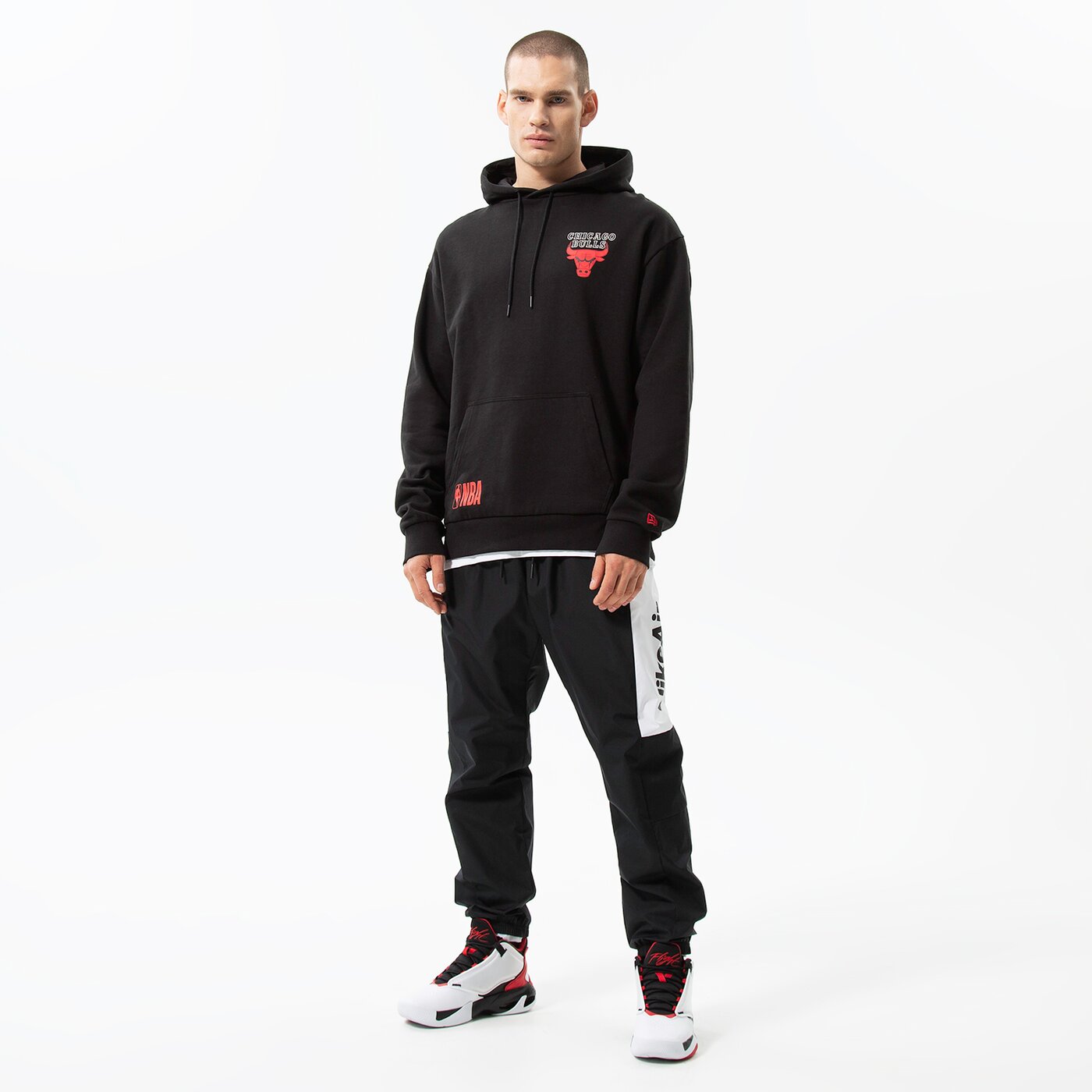 Мъжки суичър NEW ERA СУИТЧЪР С КАЧУЛКА HALF LOGO OS BULLS CHICAGO BULLS B 60284623 цвят черен