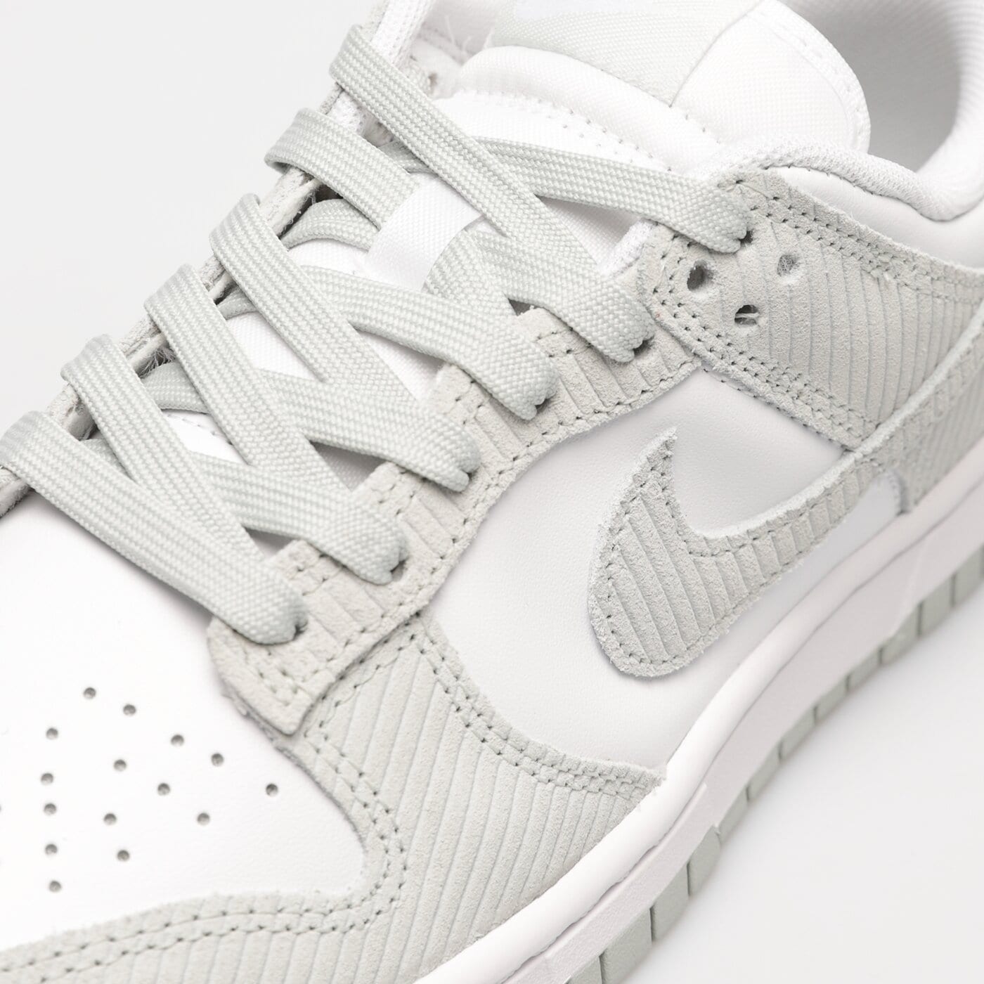 Дамски маратонки NIKE DUNK LOW fn7658-100 цвят сребърен