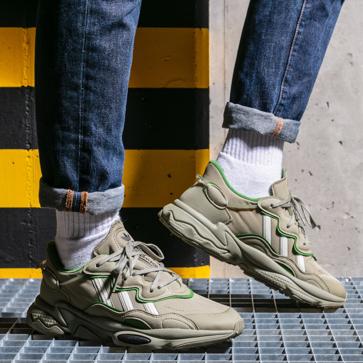 Мъжки маратонки ADIDAS OZWEEGO h04241 цвят каки