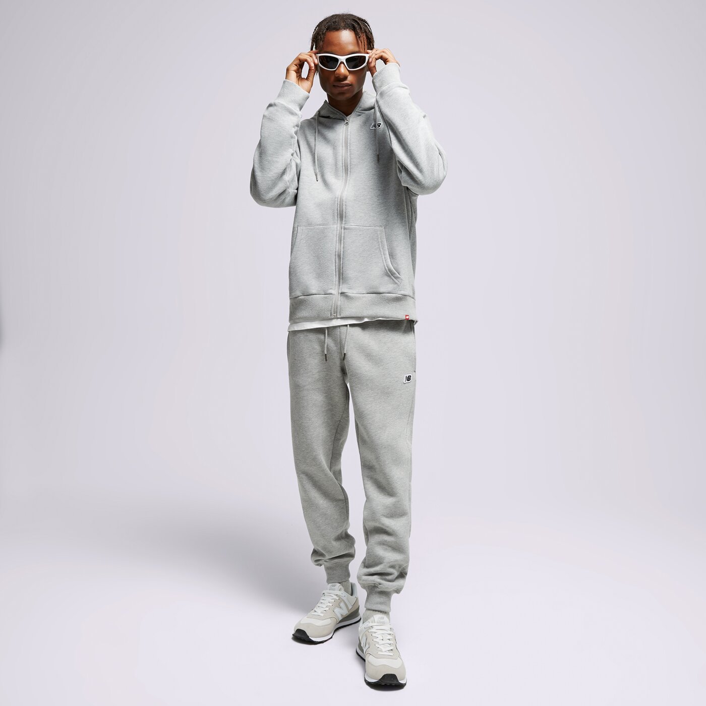 Мъжки панталони NEW BALANCE ПАНТАЛОНИ SMALL PACK PANT ПАНТАЛОНИ mp23600ag цвят сив