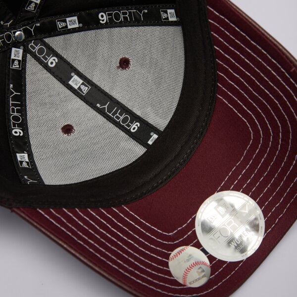 Дамска шапка с козирка NEW ERA ШАПКА WMNS ТОПSTITCH PU 940 NYY NEW YORK YANKEES 60691322 цвят бордо