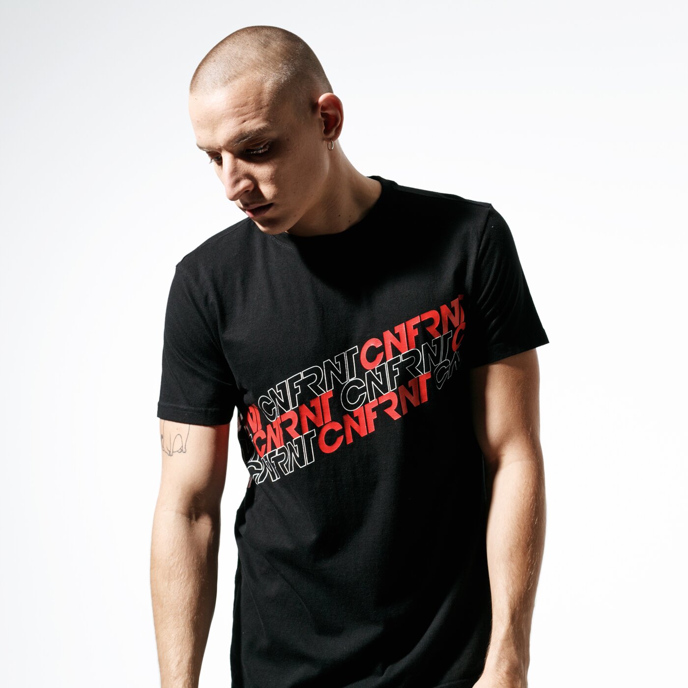 Мъжка тениска CONFRONT ТЕНИСКА FOOT PRINT BLK TEE cf39tsm60002 цвят черен