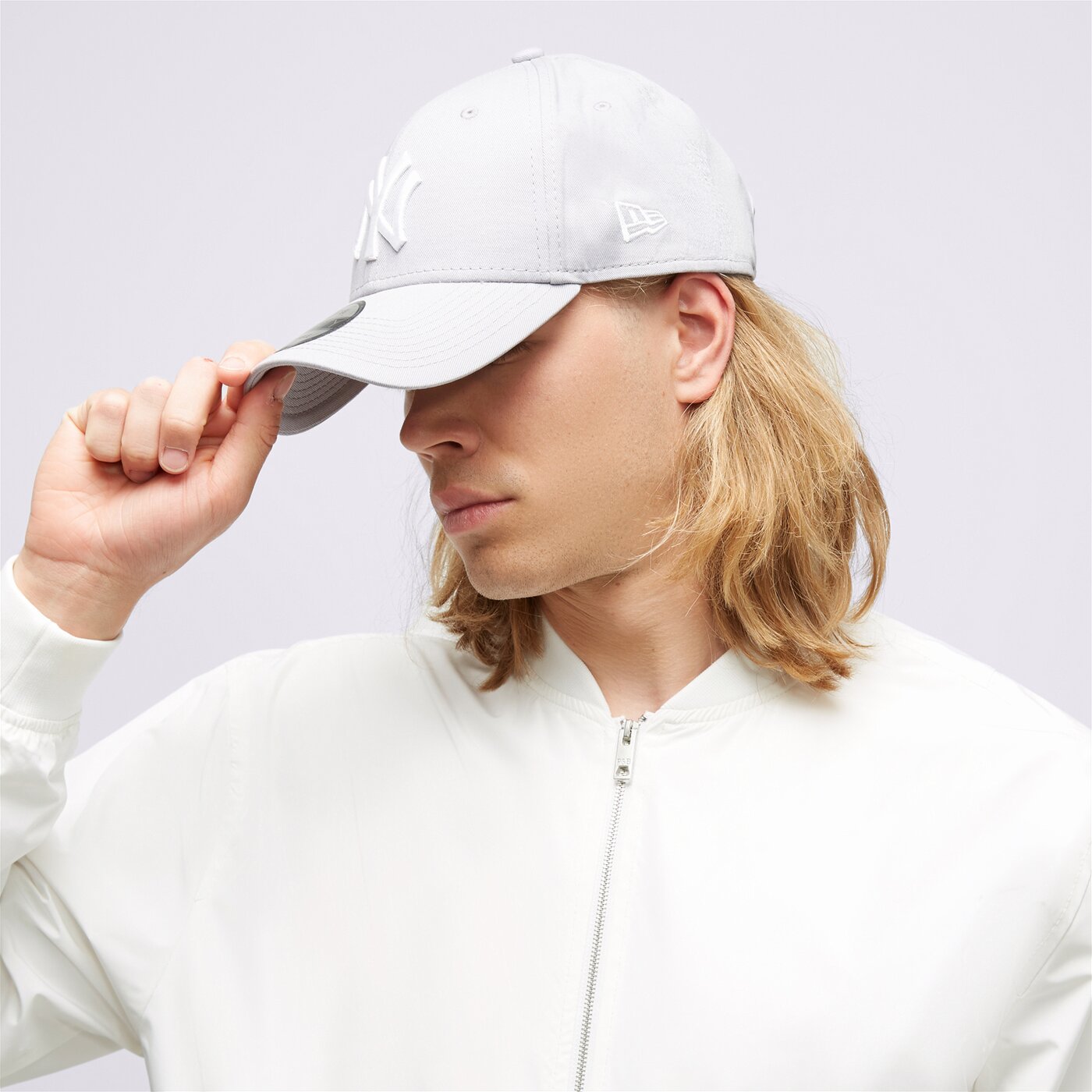 Дамска шапка с козирка NEW ERA MLB 9FORTY NEW YORK YANKEES CAP GRAY/WHITE 10531940 цвят сив