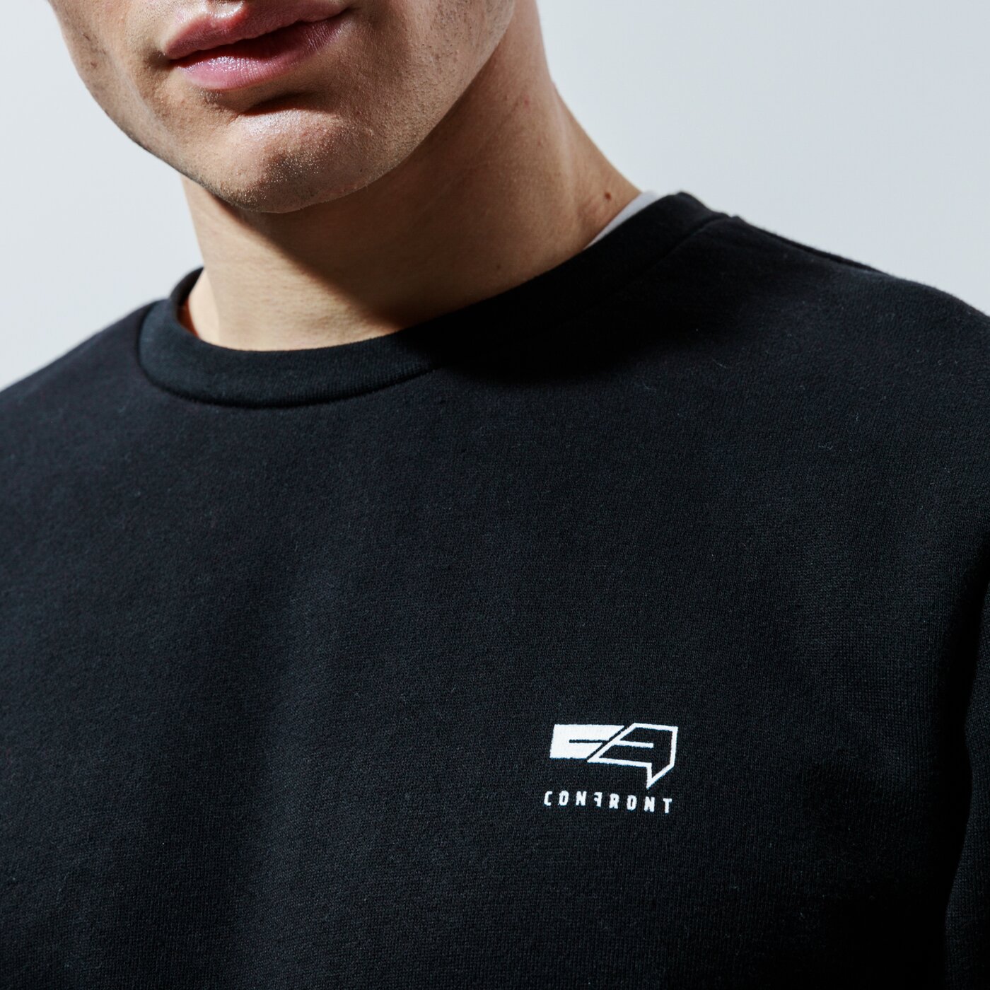 Мъжки суичър CONFRONT СУИТЧЪР ESSENTAL CREW cf320blm39001 цвят черен