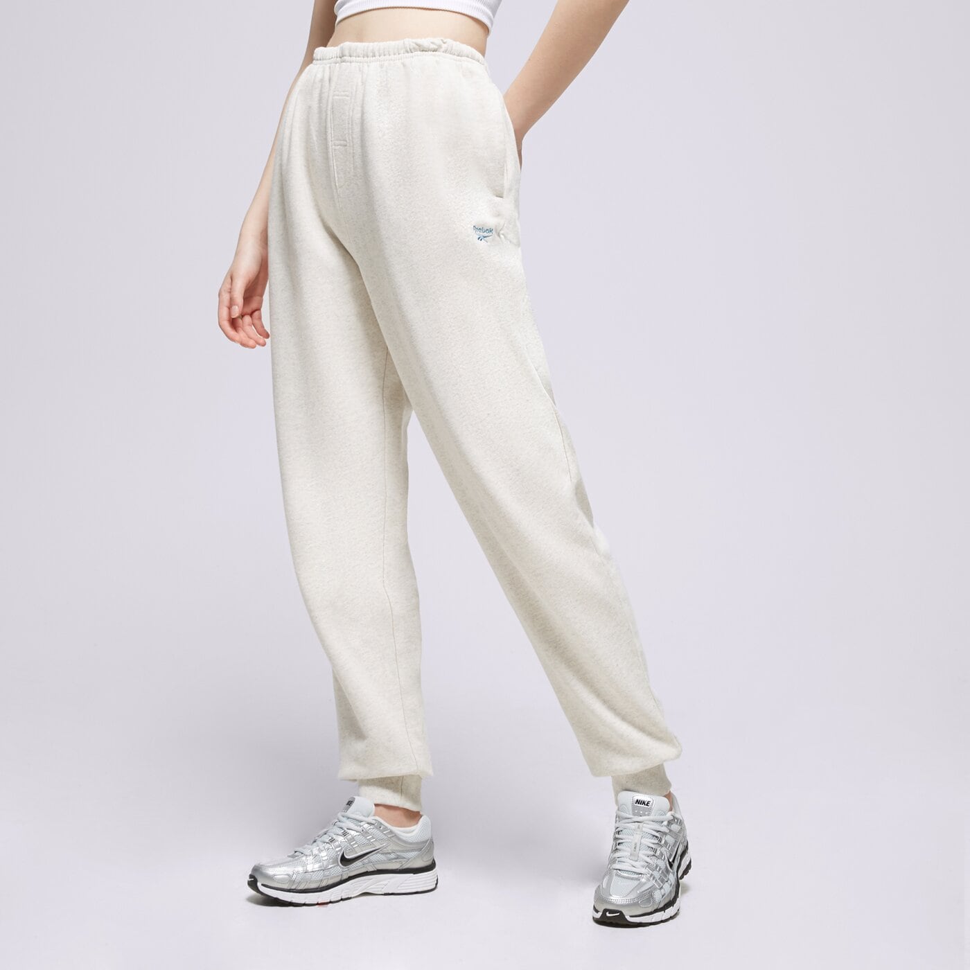 Дамски панталони REEBOK ПАНТАЛОНИ CL AE ARCHIVE FIT FT PANT ic8096 цвят бял
