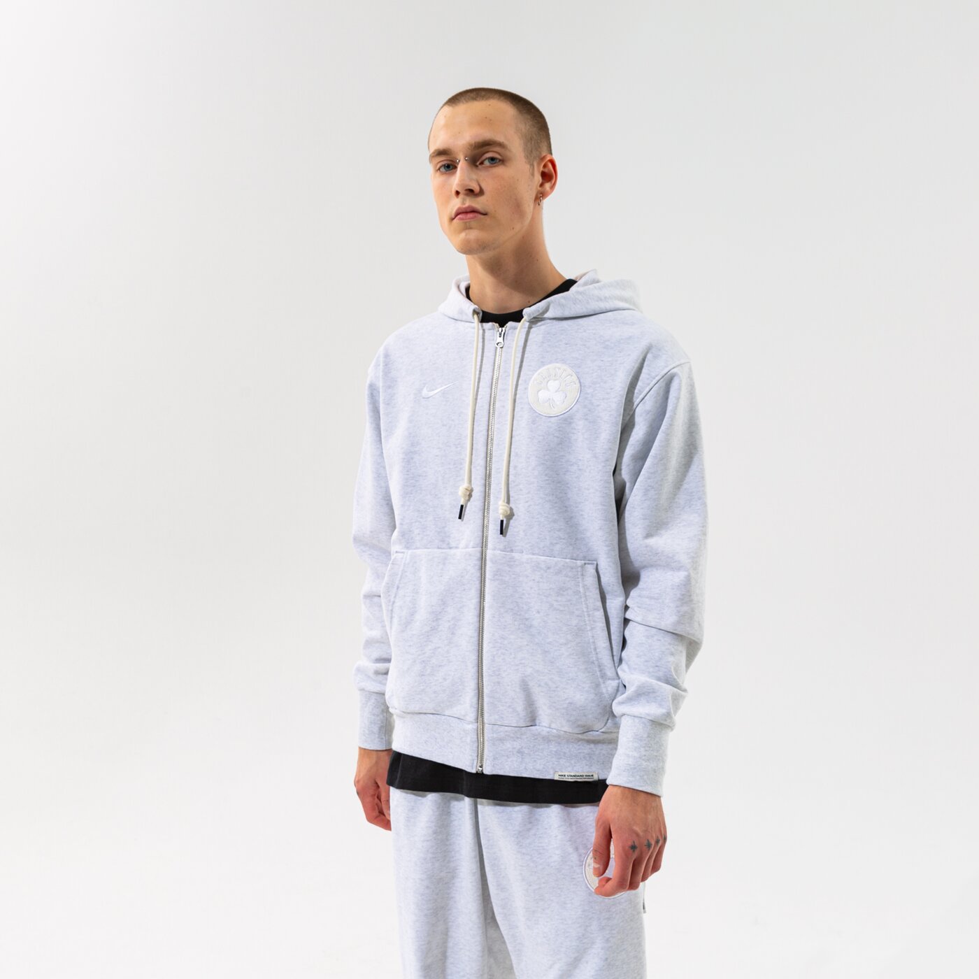 Мъжки суичър NIKE СУИТЧЪР СЪС ЗАКОПЧАВАНЕ С КАЧУЛКА BOS M NK DF STD ISSUE db1072-051 цвят сив