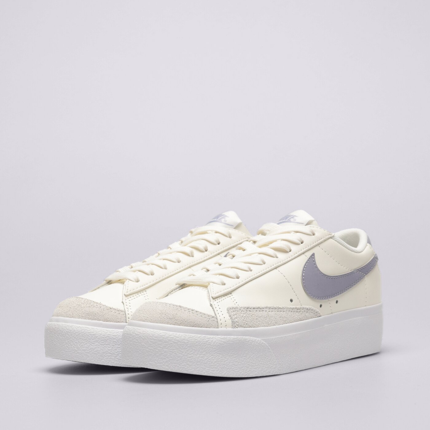 Дамски маратонки NIKE W BLAZER LOW PLATFORM dj0292-110 цвят бял