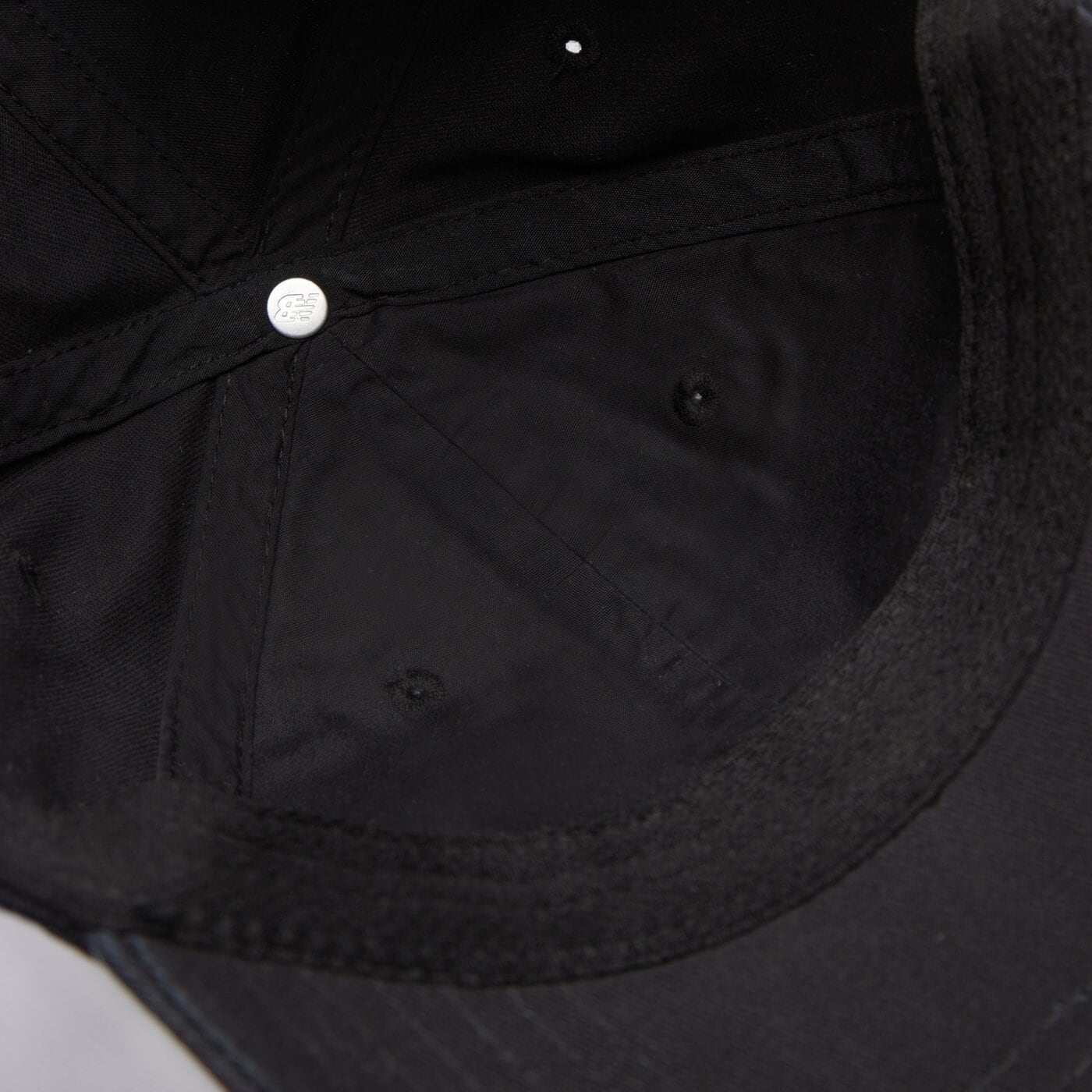 Дамска шапка с козирка NEW BALANCE ШАПКА 6 PANEL BLOCK N HAT V 2.0 lah51005bk цвят черен