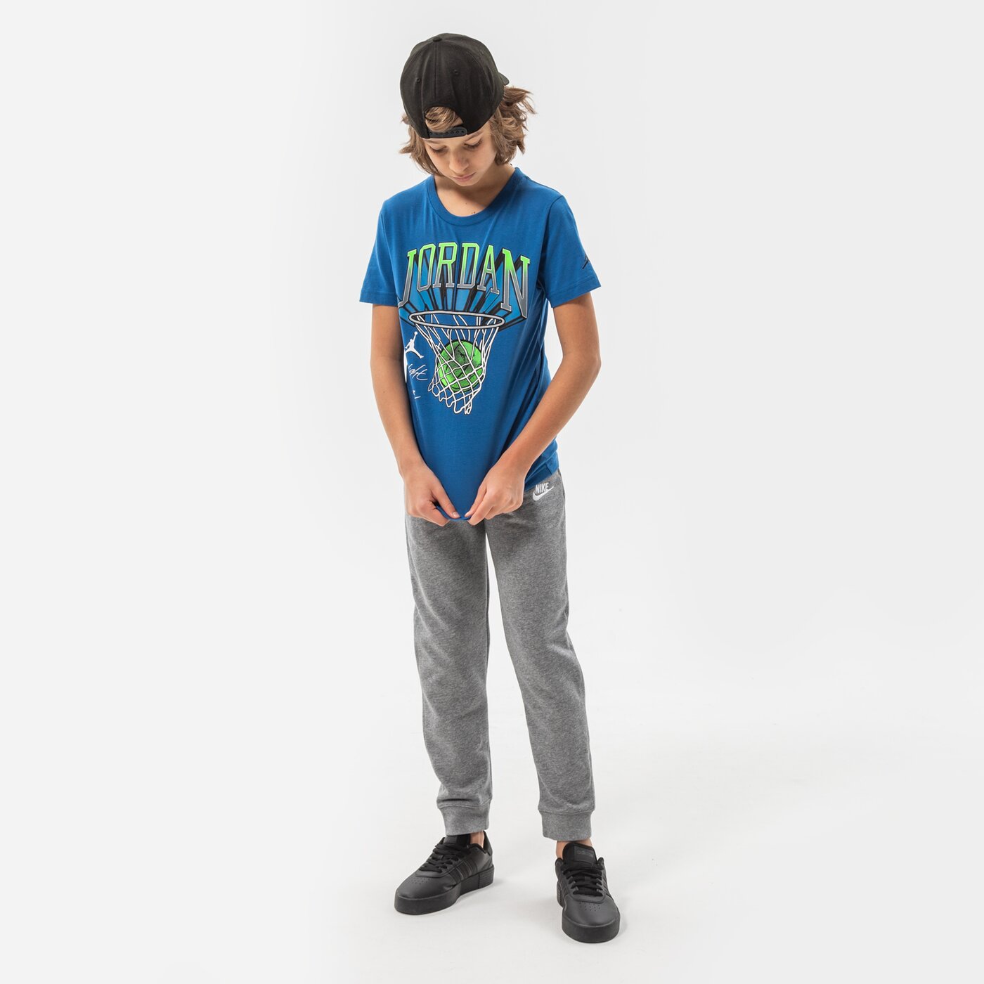 Детска тениска JORDAN ТЕНИСКА JORDAN HOOP STYLE SS TEE BOY 95b231-baj цвят син
