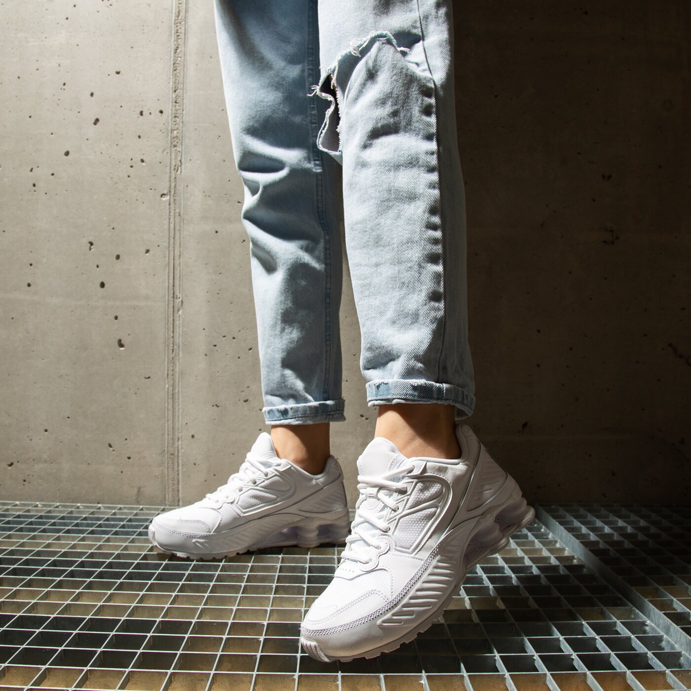 Дамски маратонки NIKE SHOX ENIGMA  bq9001-101 цвят бял