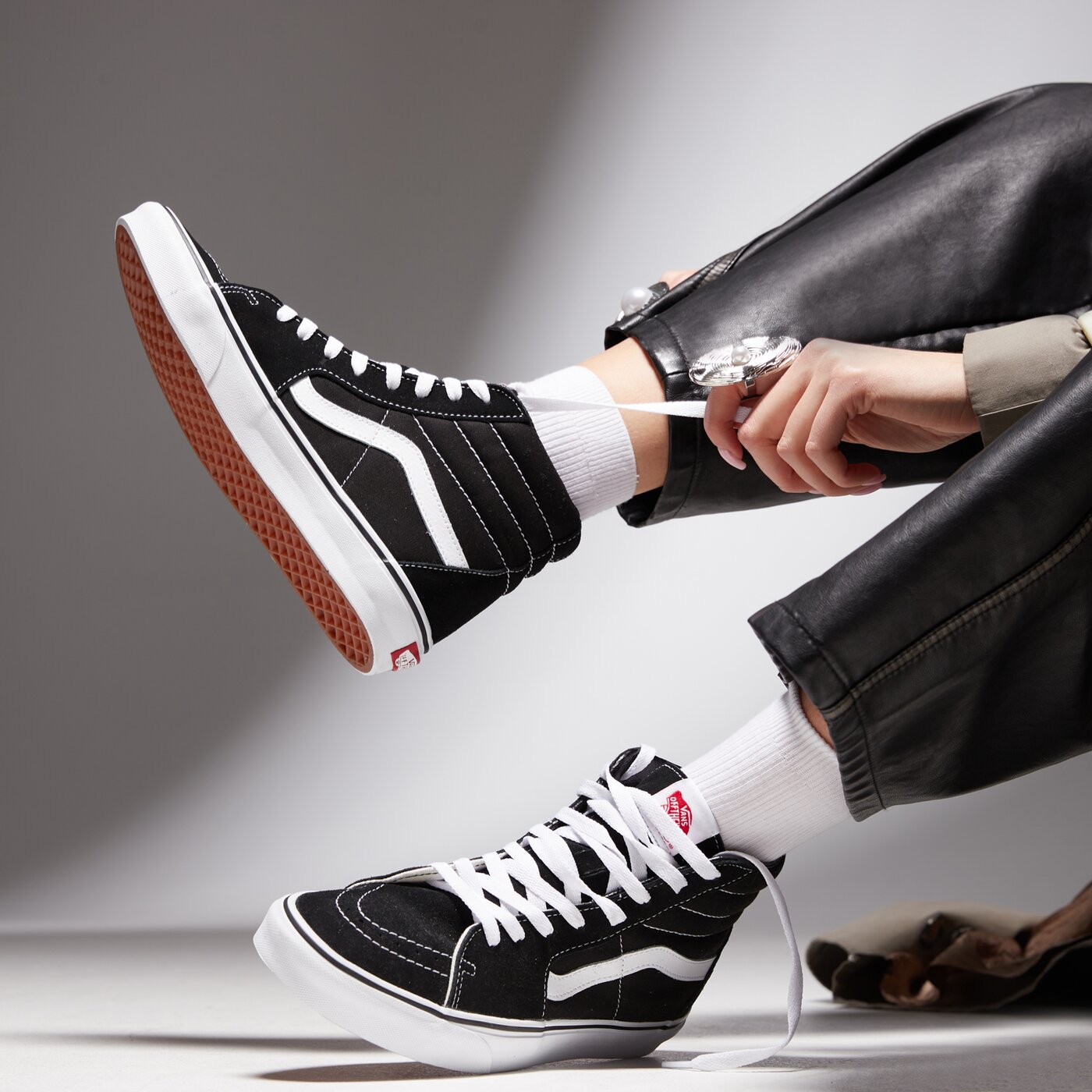 Дамски маратонки VANS SK8-HI  vn000d5ib8c1 цвят черен