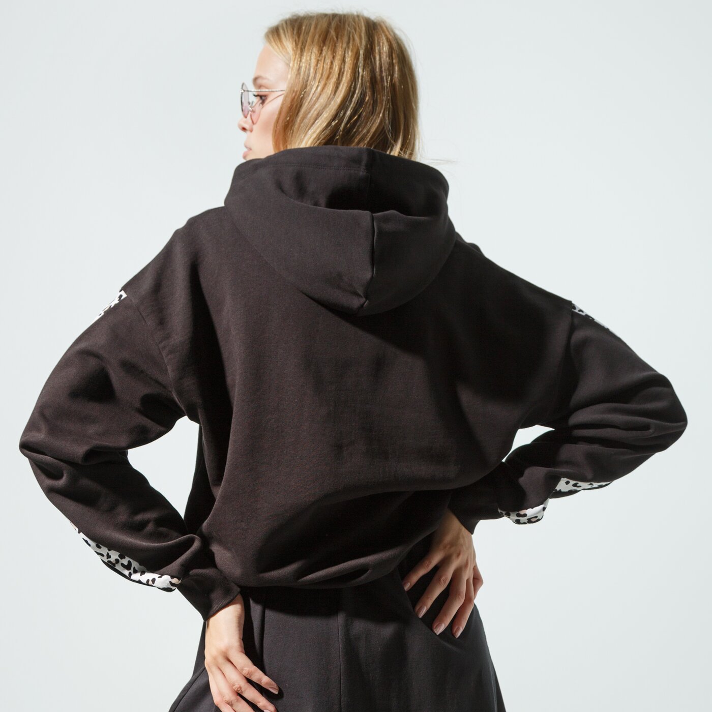 Дамски суичър PUMA СУИТЧЪР С КАЧУЛКА CLASSICS CROPPED HOODY AOP 59874951 цвят многоцветен