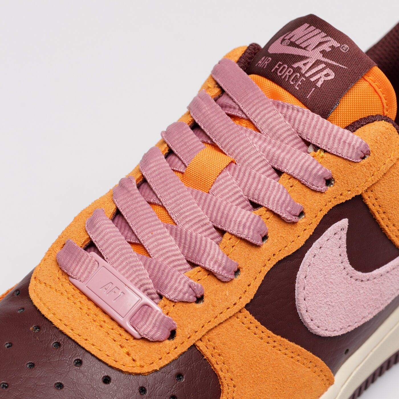 Дамски маратонки NIKE WMNS AIR FORCE 1 '07 ESO  dz5629-800 цвят оранжев