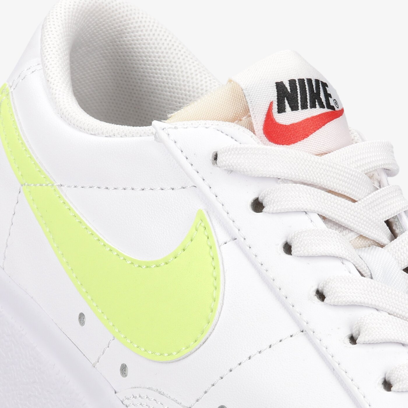 Дамски маратонки NIKE BLAZER LOW PLATFORM dj0292-102 цвят бял