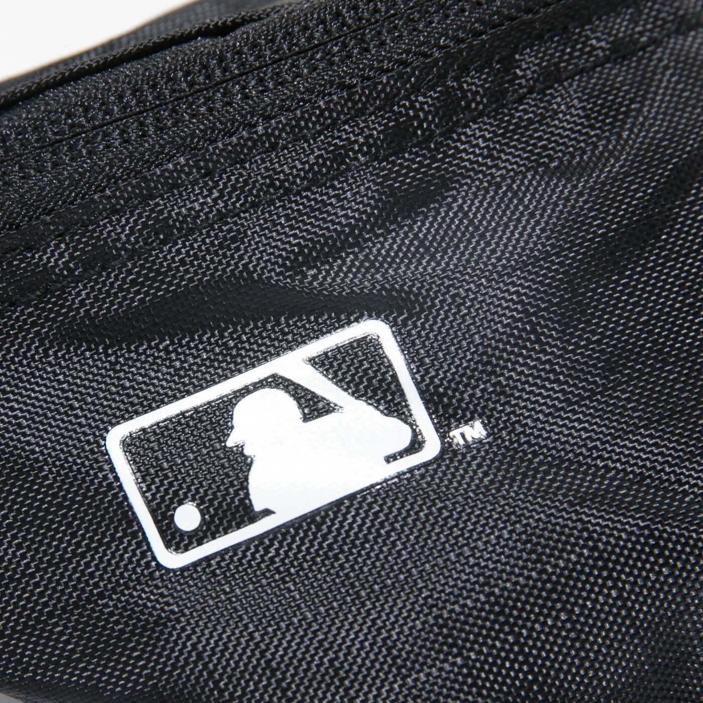 Дамска чанта за кръст NEW ERA ЧАНТА ЗА КРЪСТ MLB MINI WAIST BAG NYY BLK NEW YORK Y 60137393 цвят черен