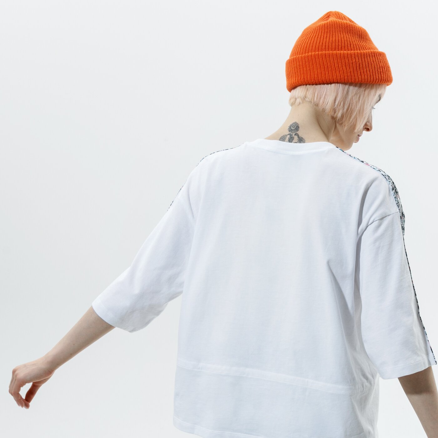 Дамска тениска ADIDAS ТЕНИСКА BOXY ТЕНИСКА gn3119 цвят бял