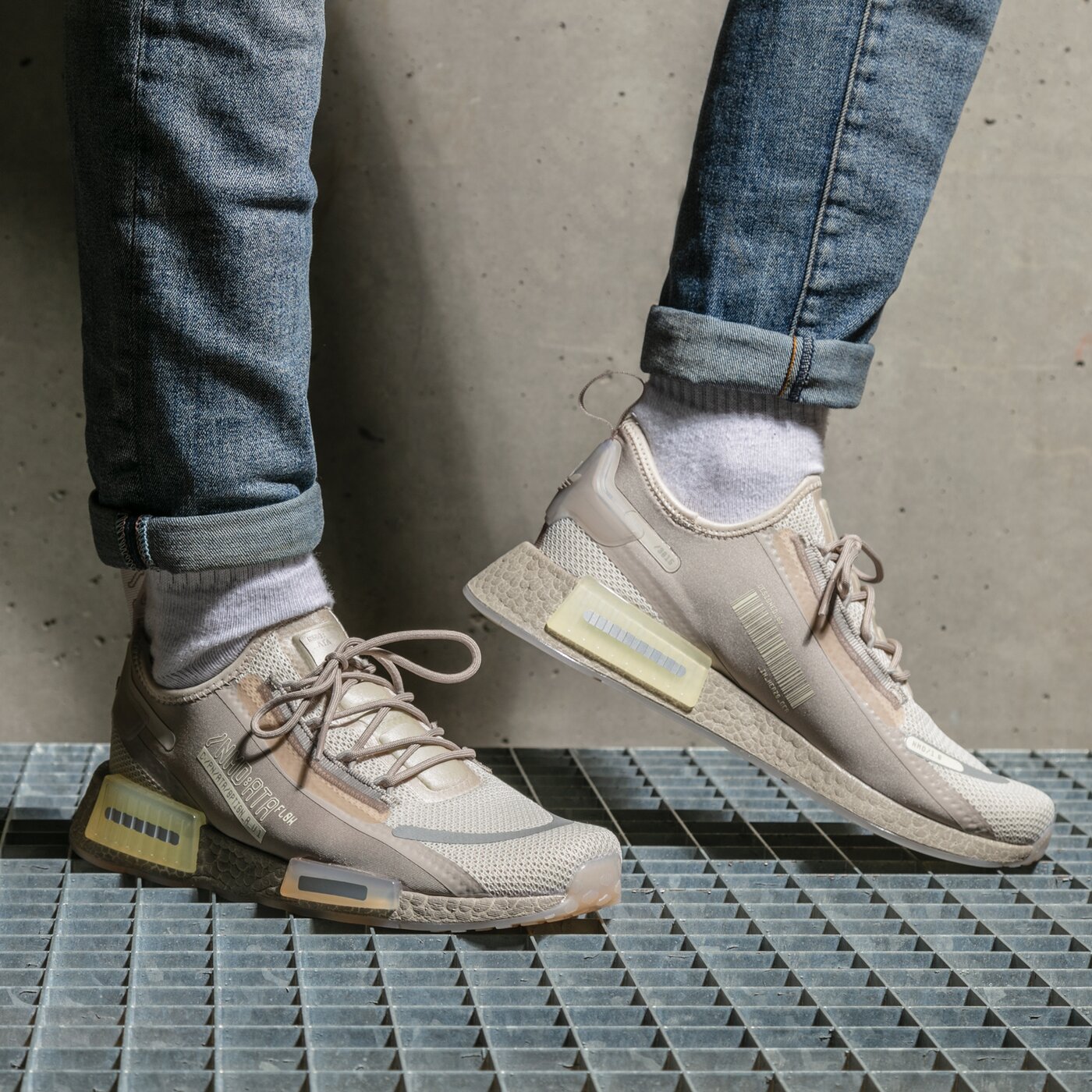 Мъжки маратонки ADIDAS NMD_R1 SPECTOO gz9266 цвят сив