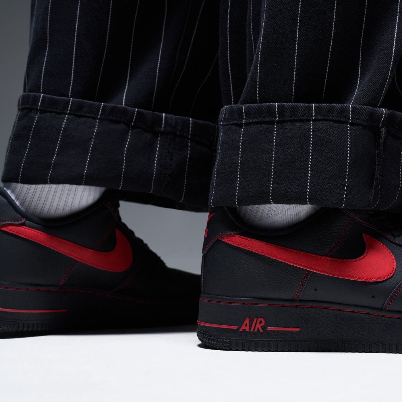 Мъжки маратонки NIKE AIR FORCE 1 '07 LV8 ESS+ hq2037-005 цвят черен