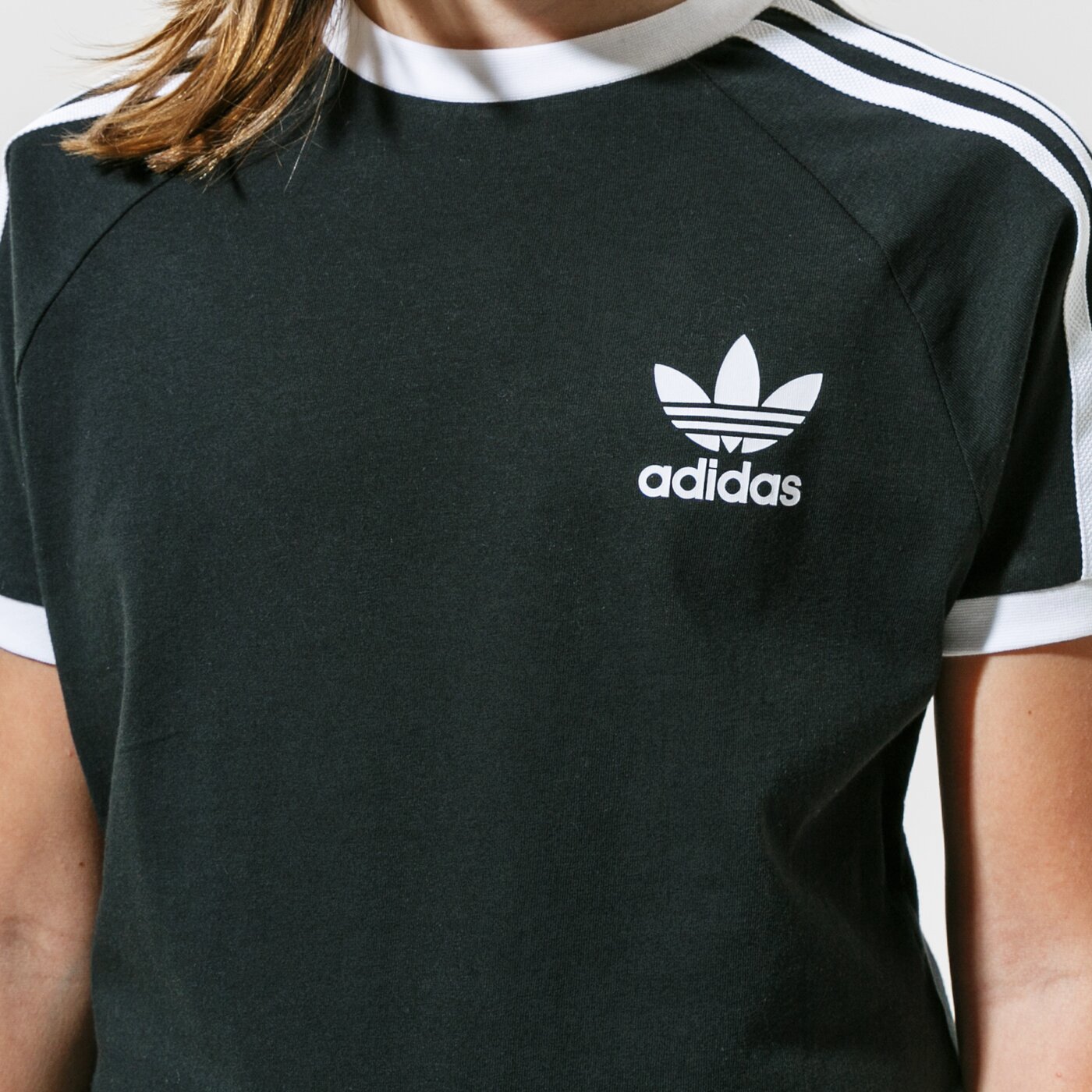 Детска тениска ADIDAS ТЕНИСКА 3STRIPES TEE BOY dv2902 цвят черен