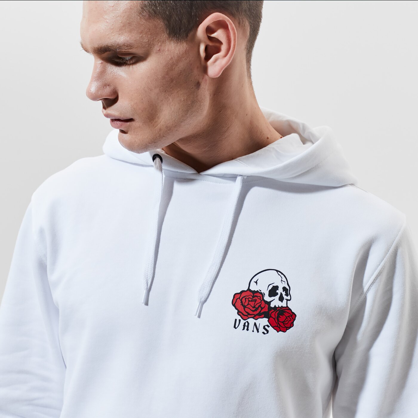 Мъжки суичър VANS СУИТЧЪР С КАЧУЛКА MN ROSE BED PO WHITE vn0a54akwht1 цвят бял