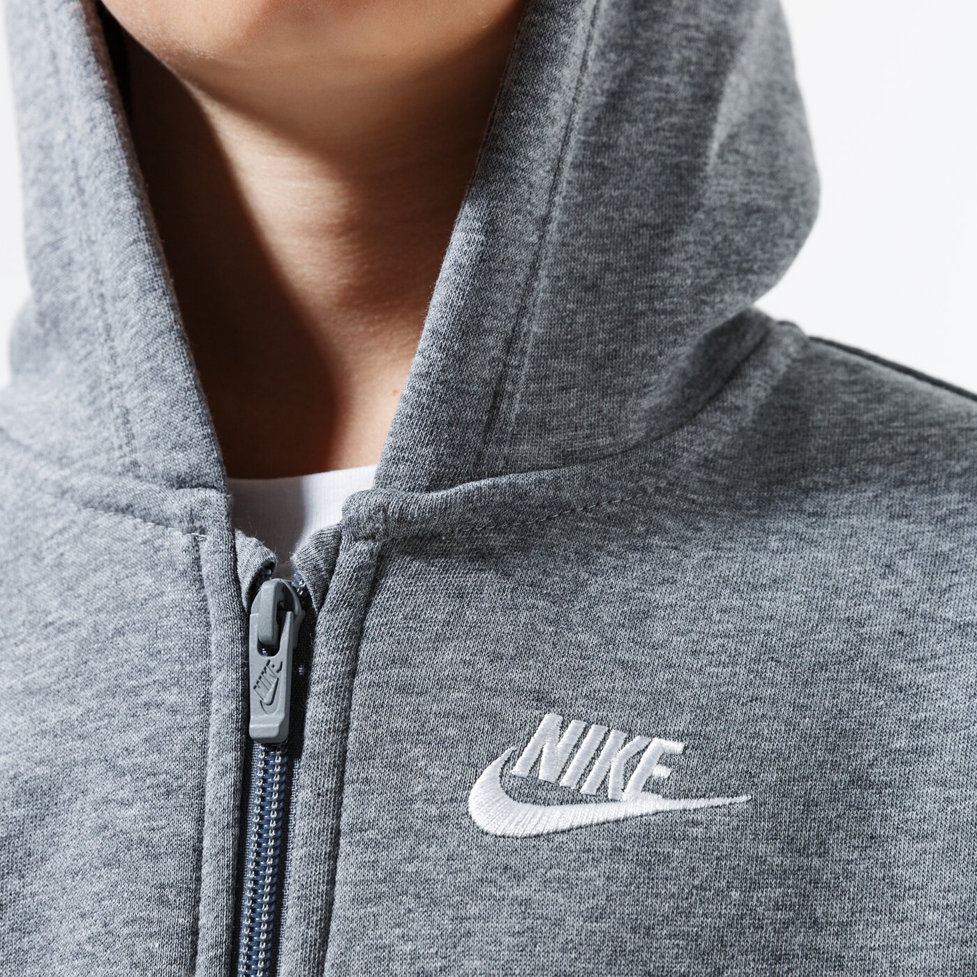 Детски суичър NIKE СУИТЧЪР СЪС ЗАКОПЧАВАНЕ   С КАЧУЛКА SPORTSWEAR CLUB BOY bv3699-091 цвят сив