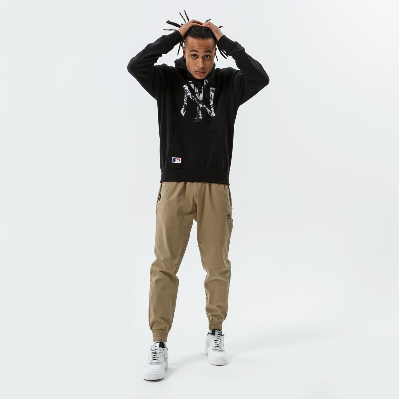 Мъжки суичър NEW ERA СУИТЧЪР С КАЧУЛКА MLB CAMO INFILL PO HOODY NEYYAN BL 12827258 цвят черен