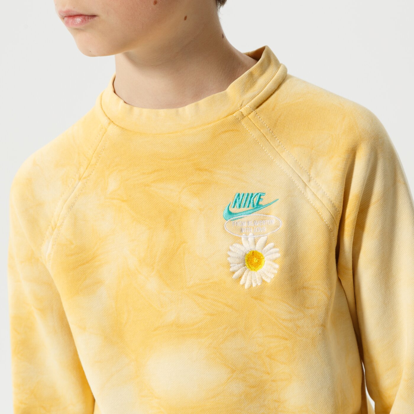 Детски суичър NIKE СУИТЧЪР B NSW HBR FT STATEMENT CREW BOY dn3838-777 цвят многоцветен