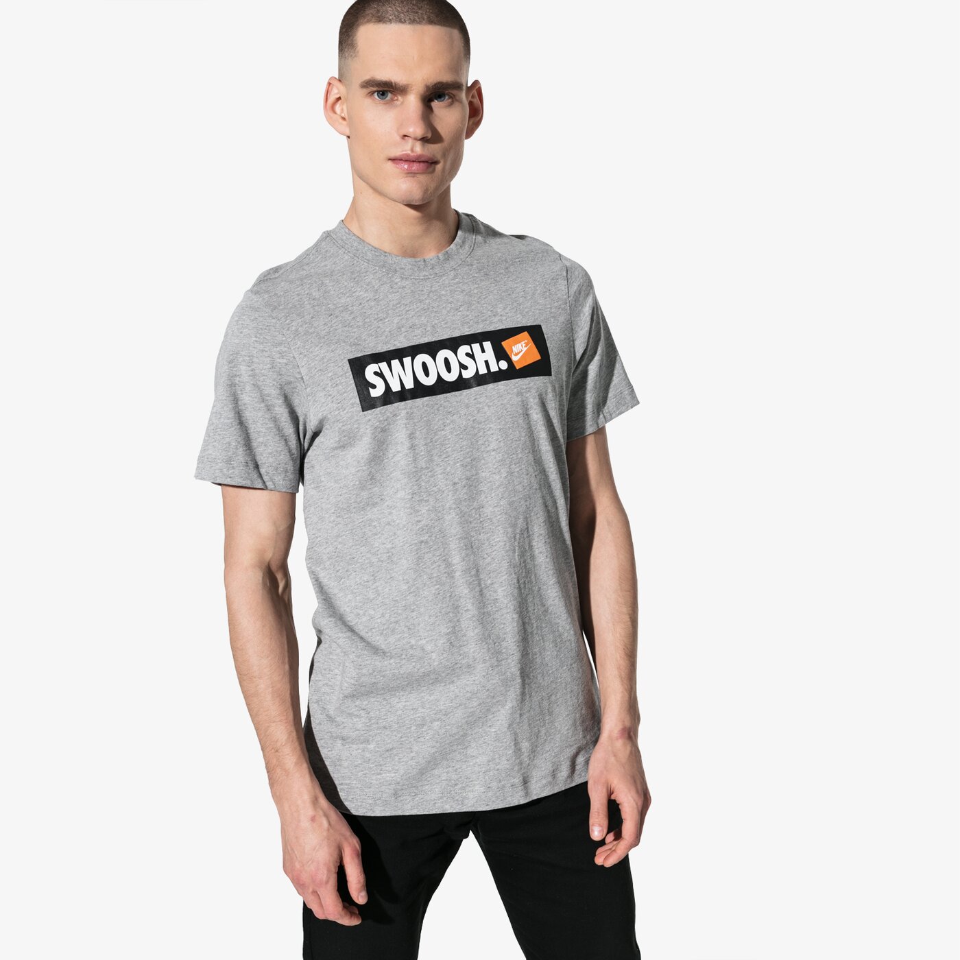 Мъжка тениска NIKE ТЕНИСКА SS M NSW TEE SWOOSH BMPR STKR ATHLETIC DEPARTME ar5027-063 цвят сив