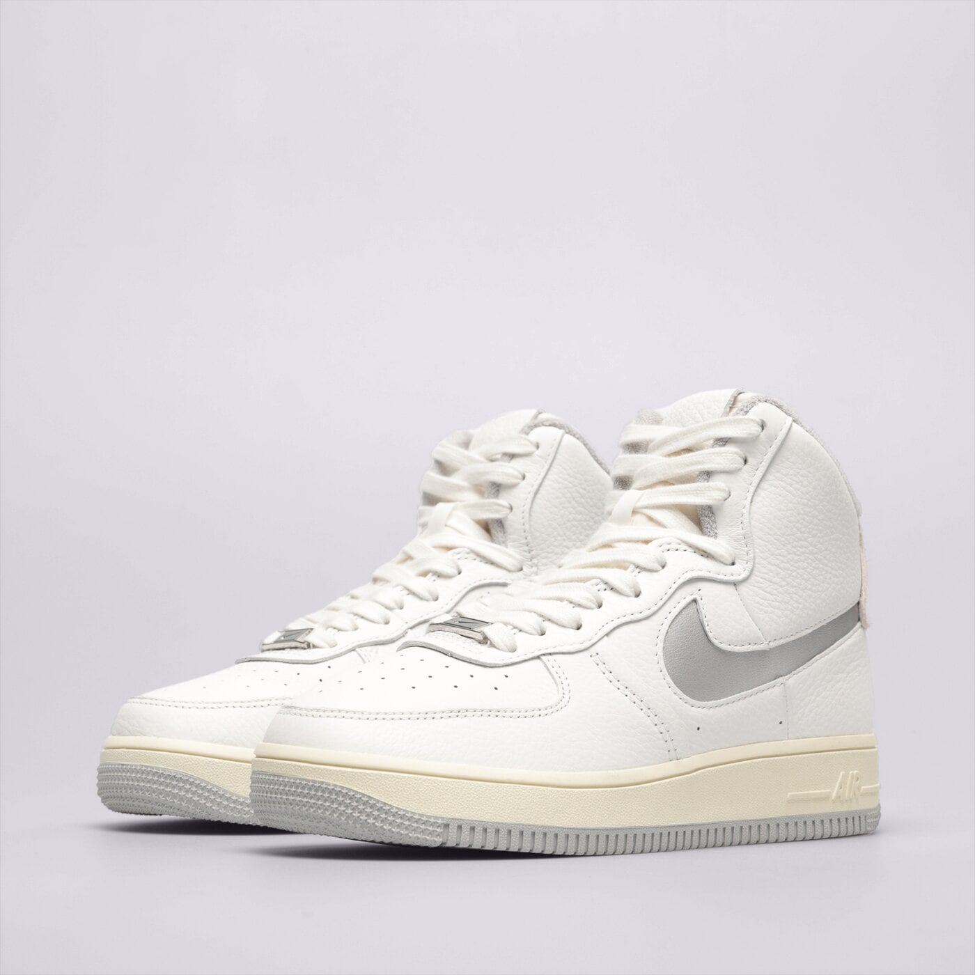 Дамски маратонки NIKE W AF1 SCULPT dc3590-101 цвят бял