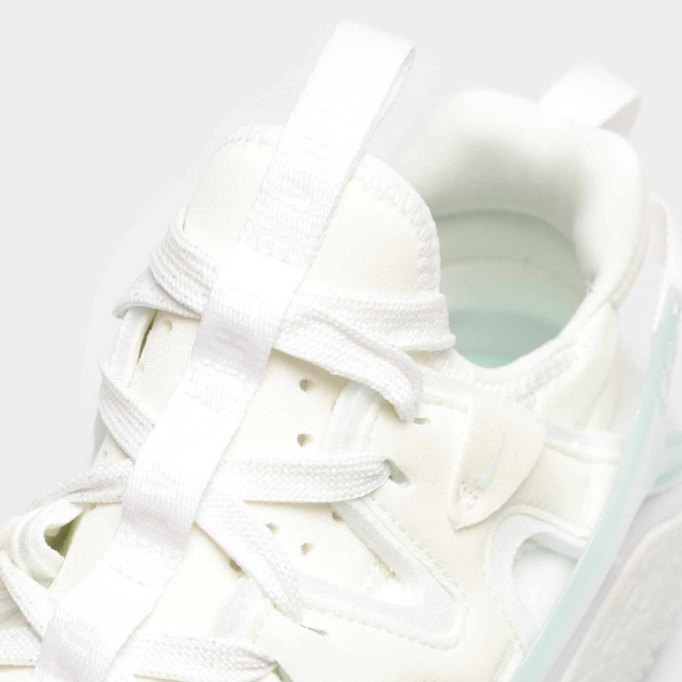 Дамски маратонки NIKE AIR HUARACHE CRAFT dq8031-104 цвят бял