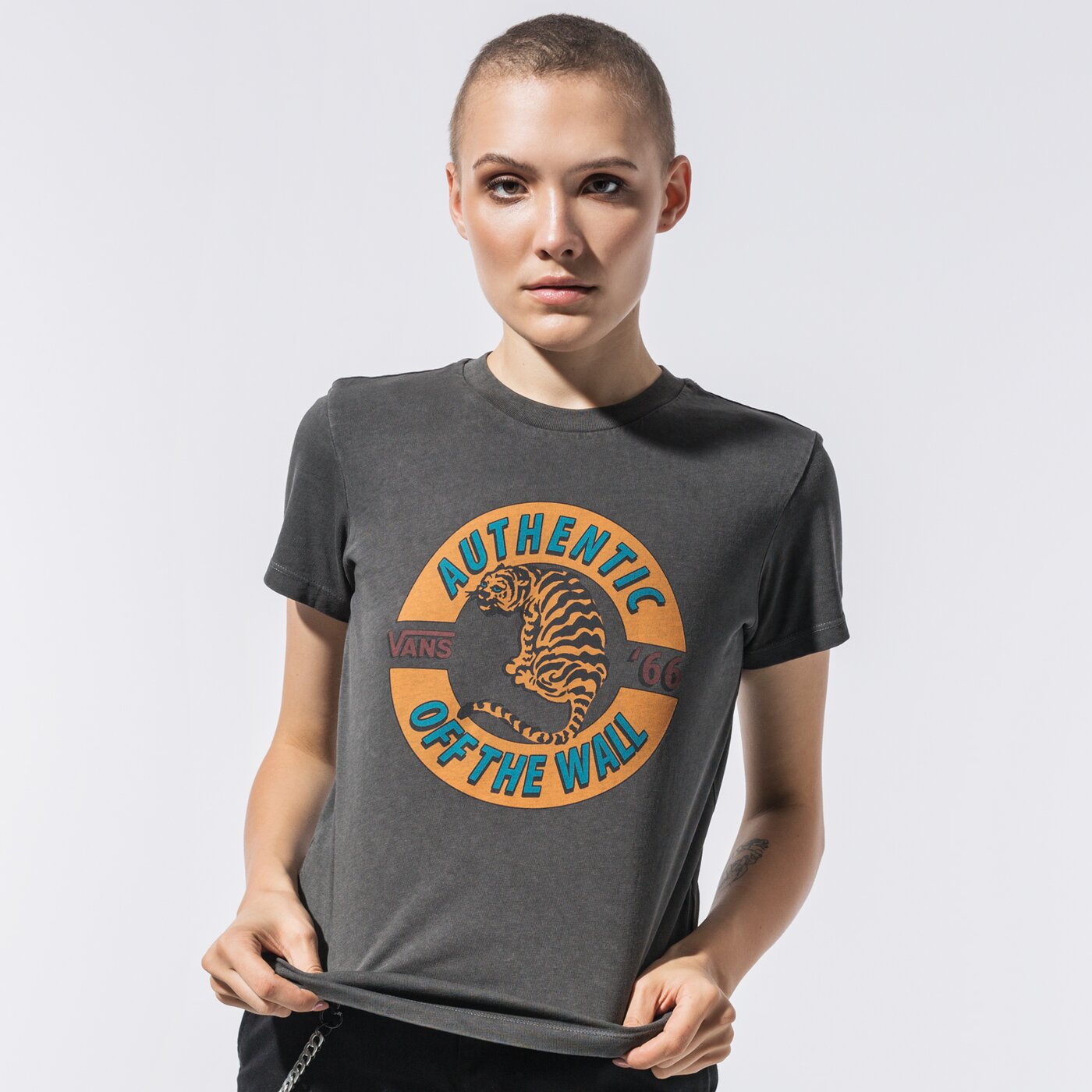 Дамска тениска VANS ТЕНИСКА CHARRA vn0a4sdgblk1 цвят многоцветен