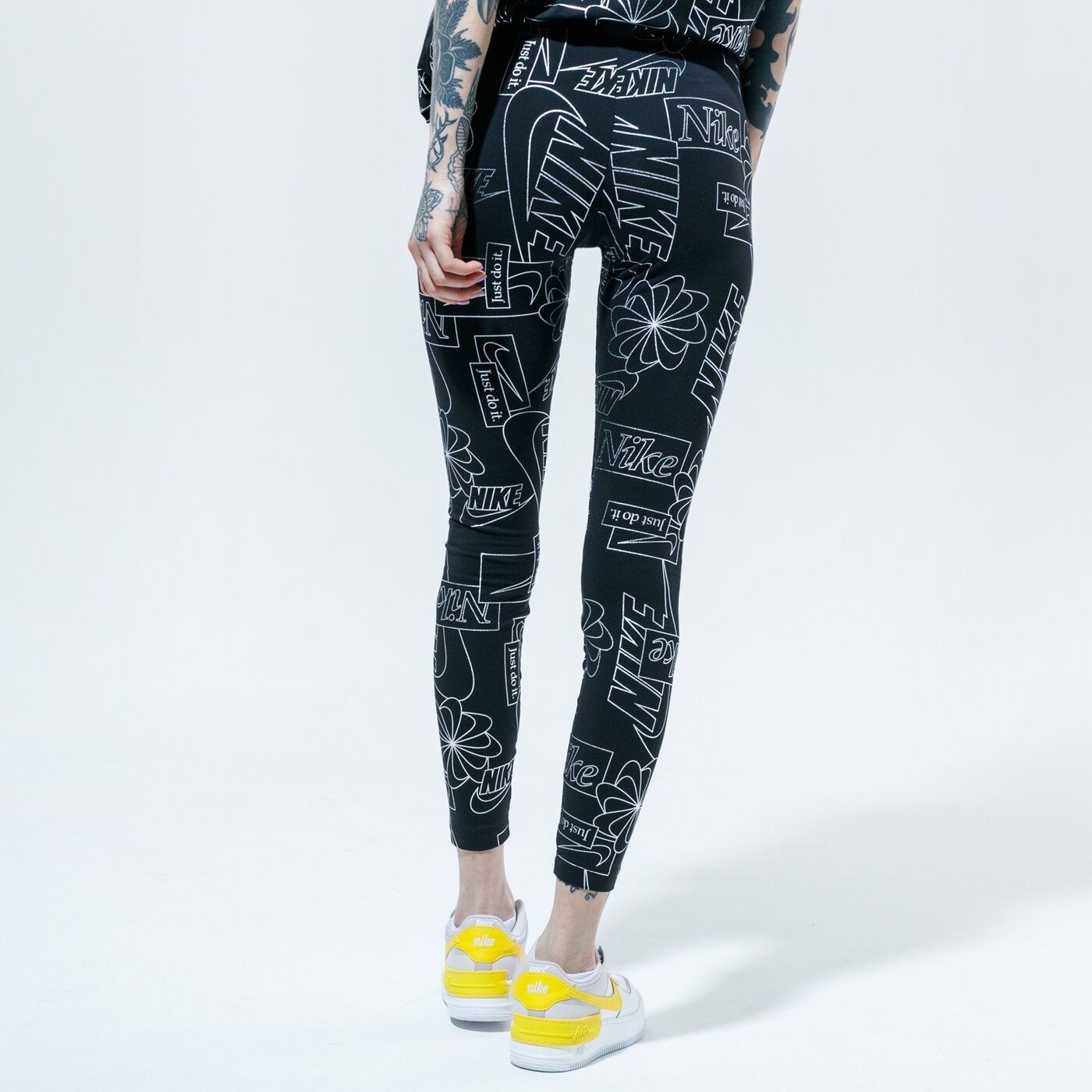 Дамски панталони NIKE КЛИН W NSW ICN CLSH HR TIGHT AOP cu6861-010 цвят черен