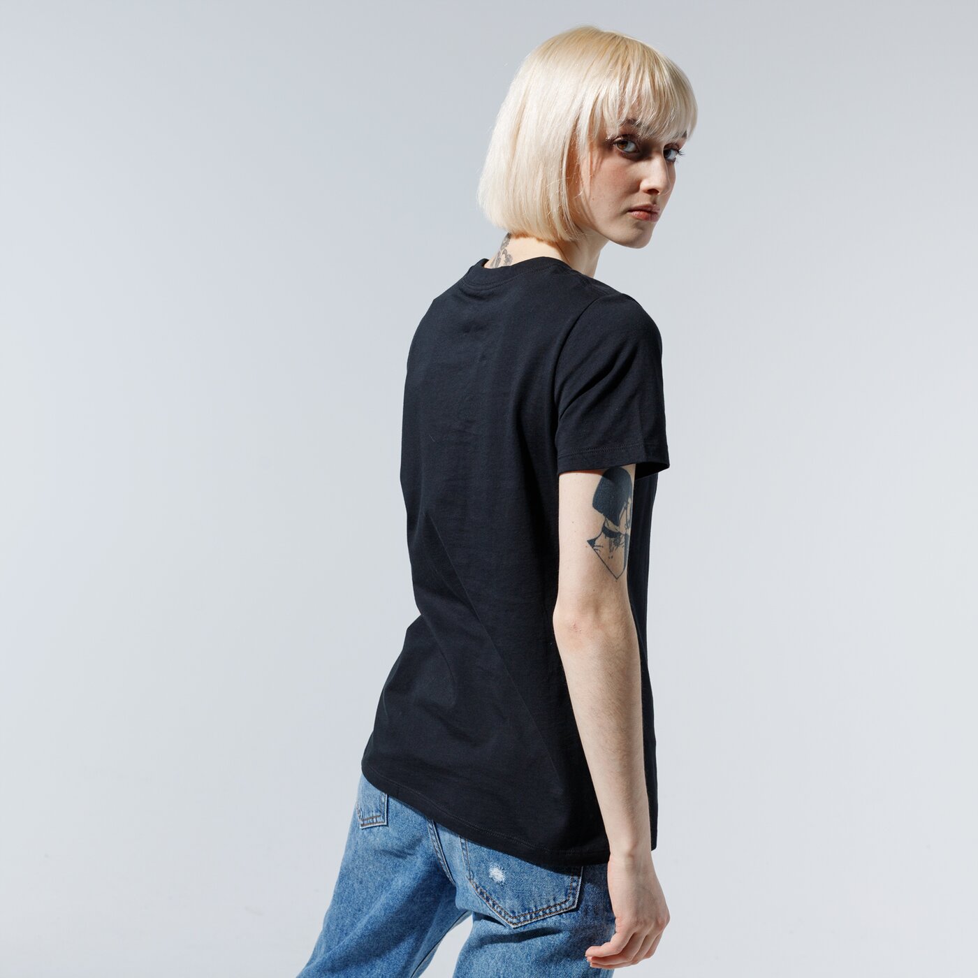 Дамска тениска CONVERSE ТЕНИСКА WMN NOVA CENTER FRONT LOGO TEE 10018268-a01 цвят черен