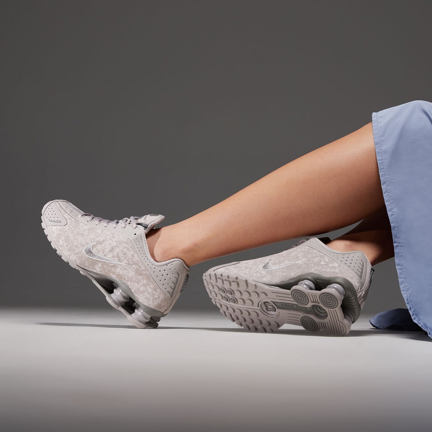 Дамски маратонки NIKE W SHOX R4 hv0934-001 цвят сив