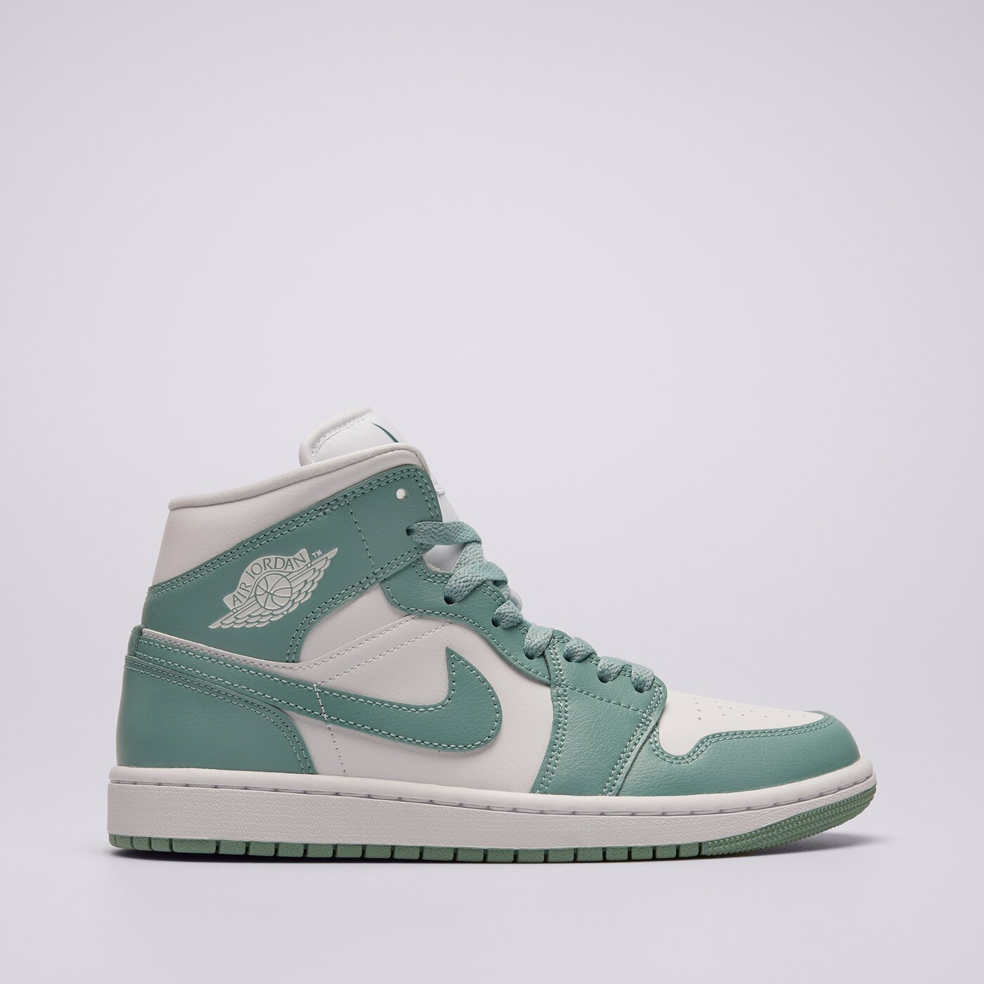 Дамски маратонки WMNS AIR JORDAN 1 MID bq6472-138 цвят бял