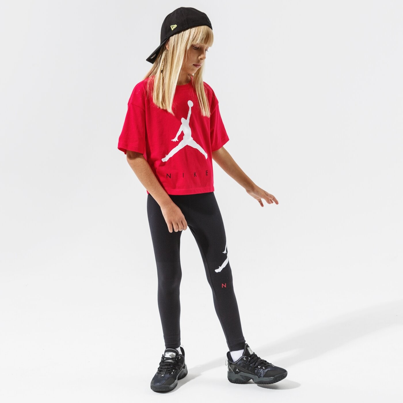 Детска тениска JORDAN ТЕНИСКА JUMPMAN BY NIKE TEE GIRL 45a763-a9v цвят червен