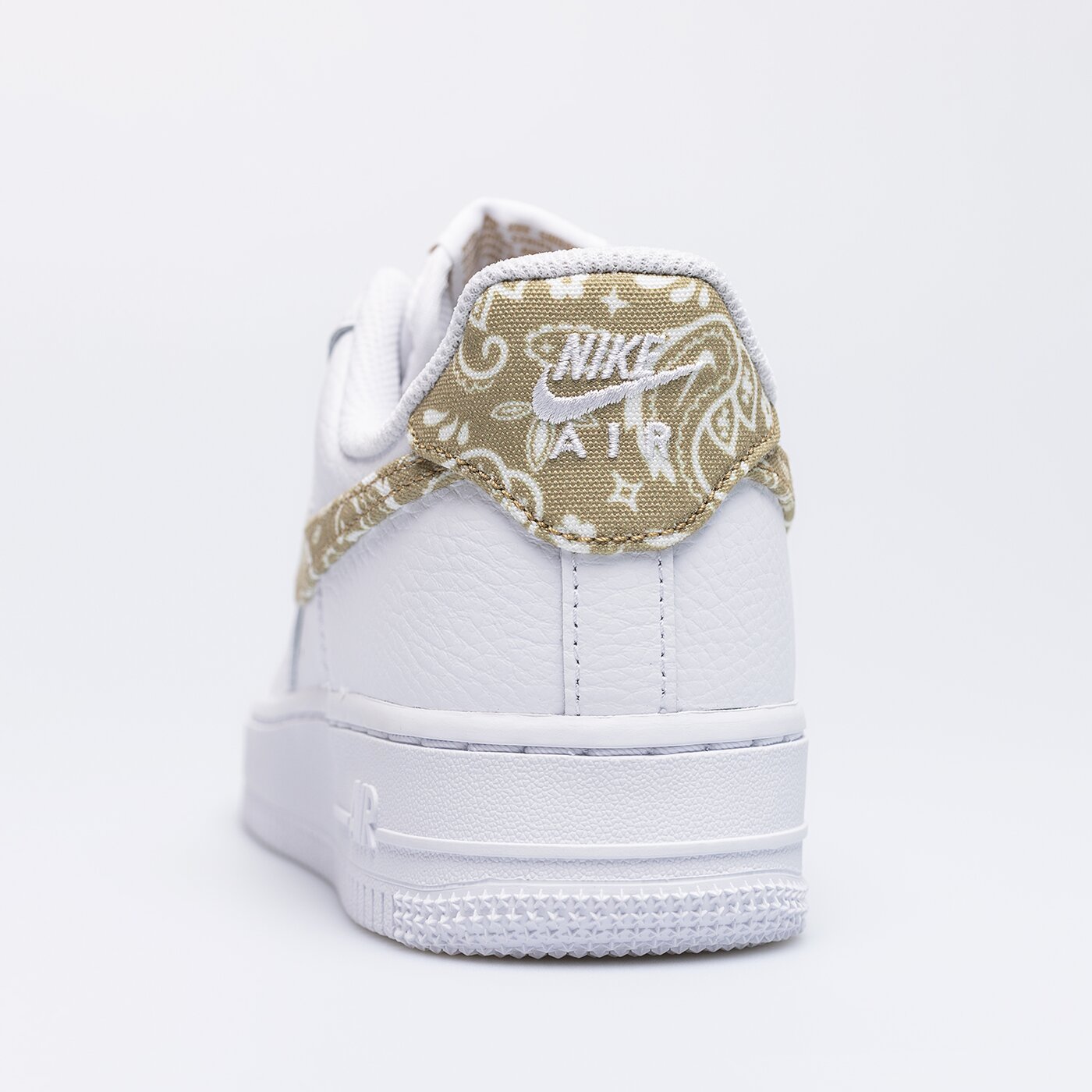 Дамски маратонки W AIR FORCE 1 '07 ESS dj9942-101 цвят бял