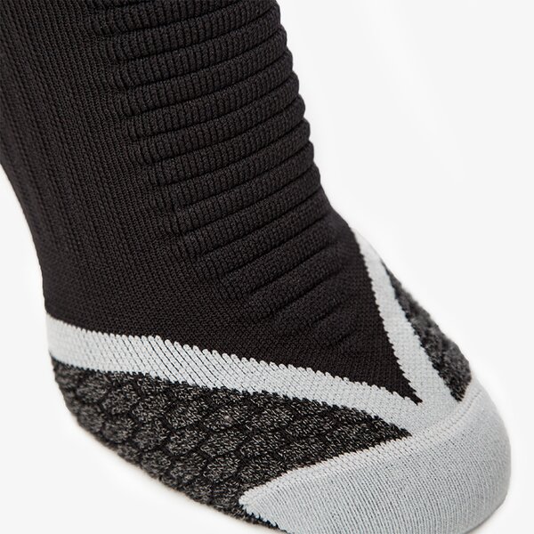 Дамски чорапи NIKE ЧОРАПИ ELITE RUNNING CUSHION QTR sx4850010 цвят черен