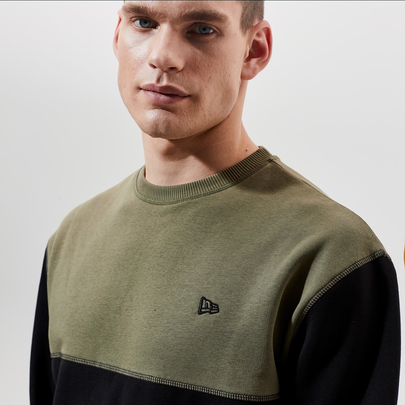 Мъжки суичър NEW ERA СУИТЧЪР NEW ERA OUTDOOR UTILITY CREW NECK NEW ERA BL 12590876 цвят каки