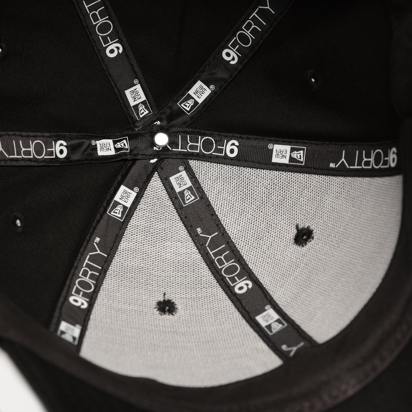 Мъжка шапка с козирка NEW ERA ШАПКА GRADIENT INFILL 940 NYY NEW YORK YANKEES 60358096 цвят черен