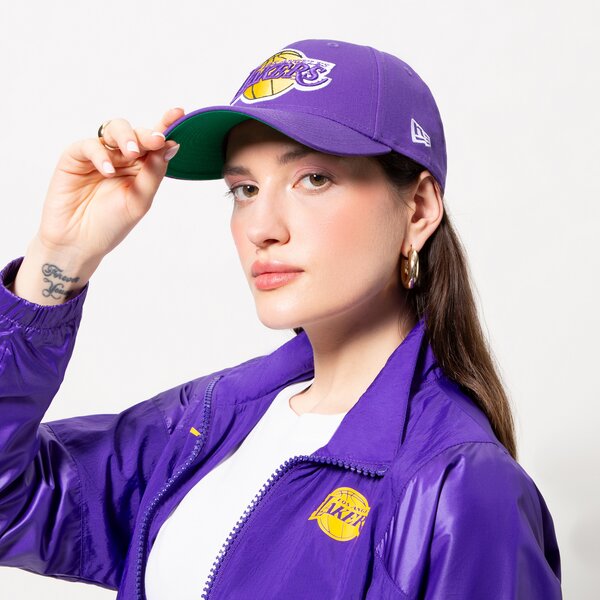 Мъжка шапка с козирка NEW ERA ШАПКА TEAM SIDE PATCH 940 LAKERS LOS ANGELES LAKERS 60298794 цвят виолетов