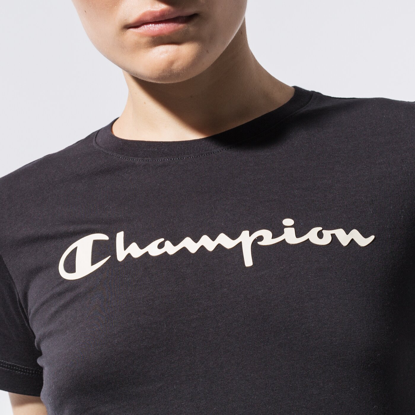 Дамска тениска CHAMPION ТЕНИСКА CREWNECK ТЕНИСКА 113223kk001 цвят черен