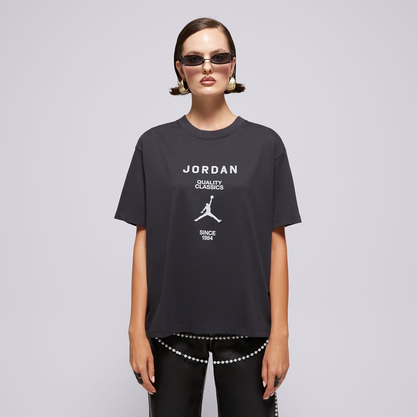Дамска тениска ТЕНИСКА W JORDAN SS GF GFX TEE JQC OFF NOIR/(SAIL) fz0617-045 цвят черен